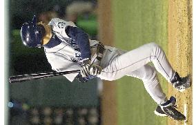(1)Ichiro just two hits away