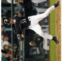 (2)Ichiro breaks MLB record for hits in a season