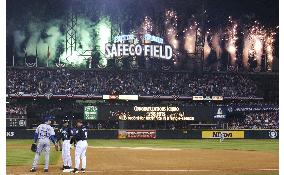 (7)Ichiro breaks MLB record for hits in a season