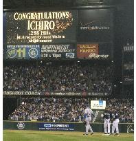 (8)Ichiro breaks MLB record for hits in a season