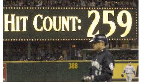 (12)Ichiro breaks MLB record for hits in a season