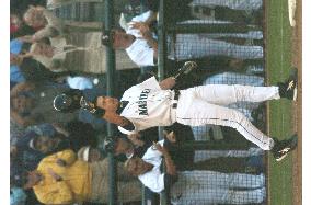 (2)Ichiro finishes season with MLB record 262 hits