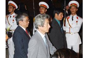 (1)Koizumi arrives in Hanoi for ASEM