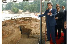 (1)Koizumi visits Hanoi's Thang Long remains