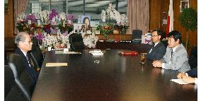(1)METI chief Nakagawa, Daiei's Takagi meet over retailer's rehab