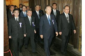 (2) 79 lawmakers including Takebe visit Yasukuni for fall festival