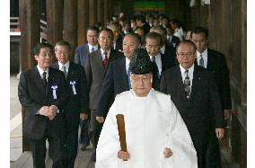 (1)79 lawmakers visit Yasukuni for fall festival