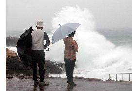 (2) Powerful typhoon on course to hit western Japan