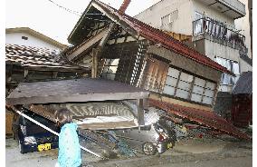 (9)Powerful quakes hit northern Japan along the Sea of Japan