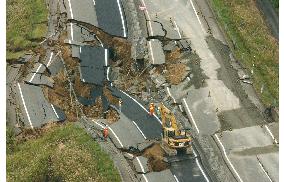 (5)Strong quakes hit Niigata Pref.