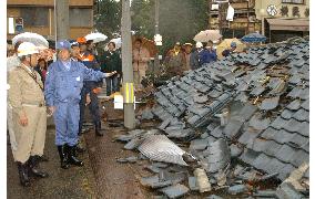 (2)Koizumi visits quake-hit Niigata, hints at bonds for relief
