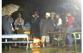 (12)Niigata quake victims weary, worried of more damage