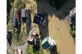 (5)Girl buried in Niigata quake found dead, death toll rises to 34