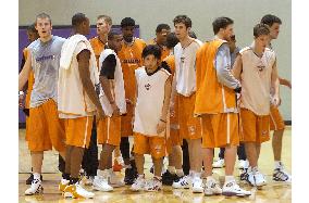 (2)Tabuse makes Suns roster, Japan's first NBA player