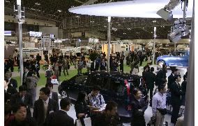 (1)Tokyo Motor Show opens to media, 200 commercial vehicles on display