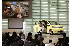 (2) Tokyo Motor Show opens to media, 200 commercial vehicles on display