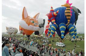 (2)Colorful balloons fly over Saga