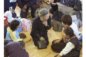 (3)Imperial couple visit Niigata to encourage quake survivors