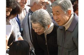 (1) Imperial couple visit Niigata to encourage quake survivors