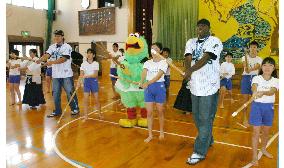 (2)Major leaguers spend time with kids