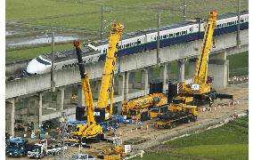 (2)Work resumes to remove bullet train derailed in Oct. 23 quakes