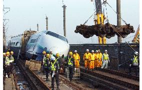 (1)Work resumes to remove bullet train derailed in Oct. 23 quakes