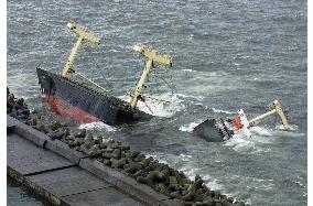 (1)S. Korean ship crashes into breakwater, 6 dead