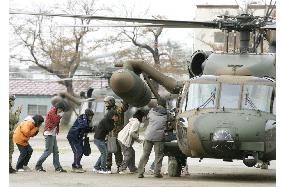 (1)Yamakoshi village children inspect quake damage from helicopter