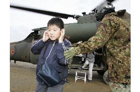 (2)Yamakoshi village children inspect quake damage from helicopter