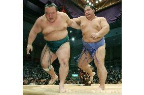 Ozeki Kaio bounces back with win at Kyushu sumo