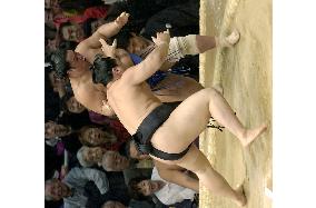 Asashoryu scores 2nd straight win at Kyushu sumo