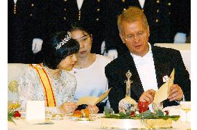 (2)Queen Margrethe II attends dinner party