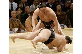 Asashoryu marches on at Kyushu tourney