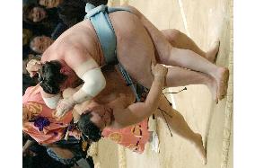 Asashoryu still in lead as Kyushu sumo heats up