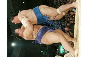 Kaio beats Tamanoshima at Kyushu sumo