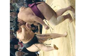 Asashoryu eases to 8th win at Kyushu sumo