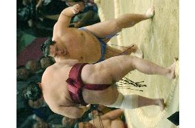 Kaio wins to closely follow Asashoryu at Kyushu sumo