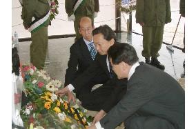 Hatoyama lays flowers at Arafat's grave