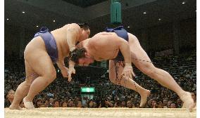Asashoryu suffers shock 1st defeat at Kyushu sumo