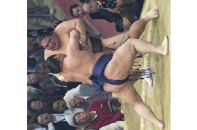Asashoryu suffers shock 1st defeat at Kyushu sumo