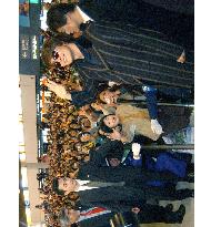 (1)Fans flock to Narita airport to see 'Winter Sonata' hero