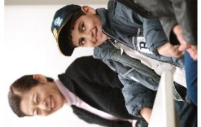 (1)Iraqi boy visits Japan again for eye treatment