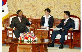 (2)President Roh meets with Gabonese foreign minister