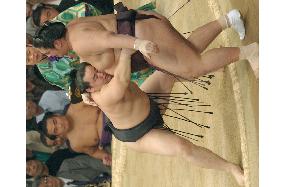 Asashoryu moves closer to 5th title in Kyushu