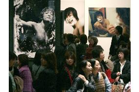 (2)Fans gather to see photo exhibit of S. Korean star