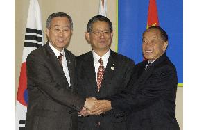 Japan, China, S. Korea discuss security, economic issues