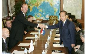 Dutch, Japanese defense chiefs meet to discuss troops in Iraq