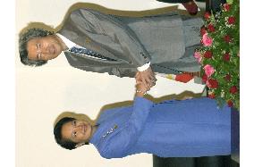 (1)Koizumi holds talks with Arroyo