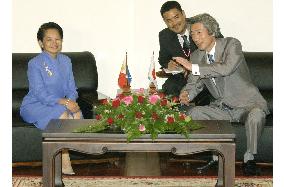 (2)Koizumi holds talks with Arroyo