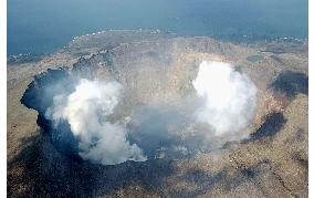 (2)Small eruption observed on Miyake Island